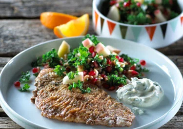 Fiskefilet med kulørt salat og persilledressing