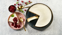 Bagt cheesecake med hindbærtopping