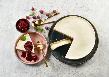 Bagt cheesecake med hindbærtopping