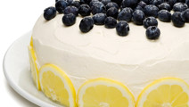 Täytekakku sitruuna-mustikkatäytteellä