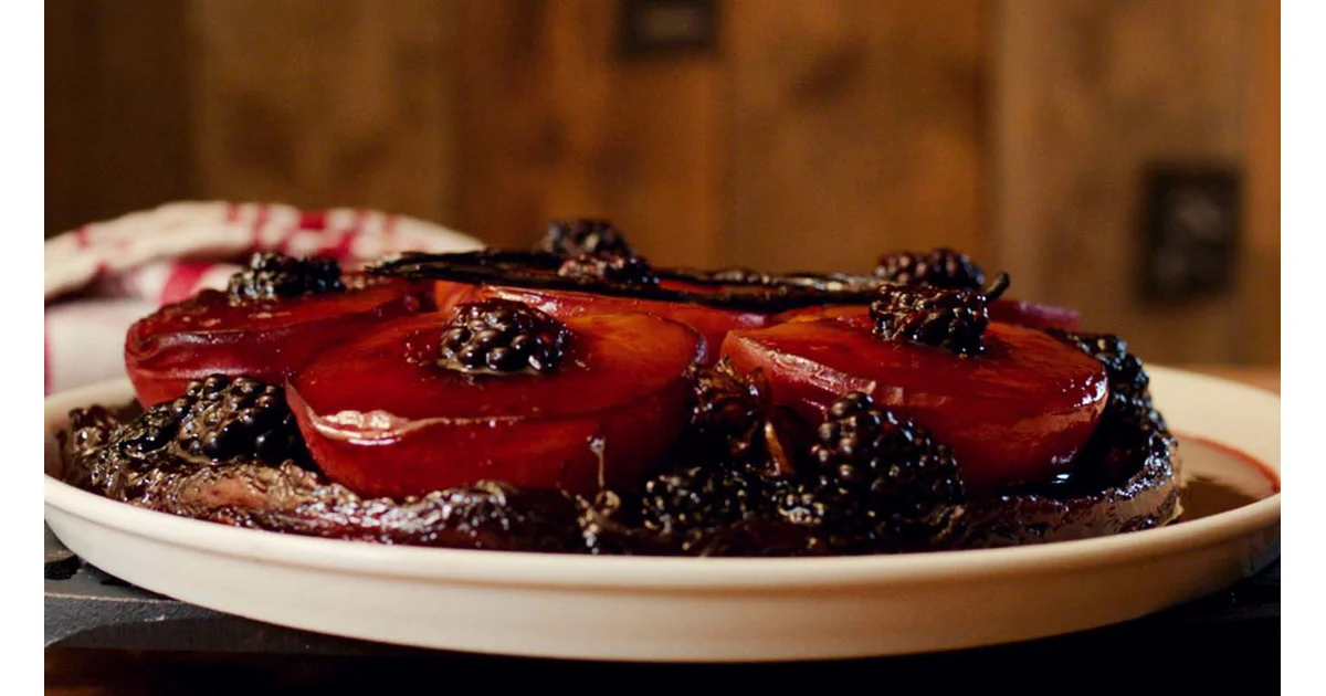 TARTE TATIN MED FERSKEN OG BROMBÆR