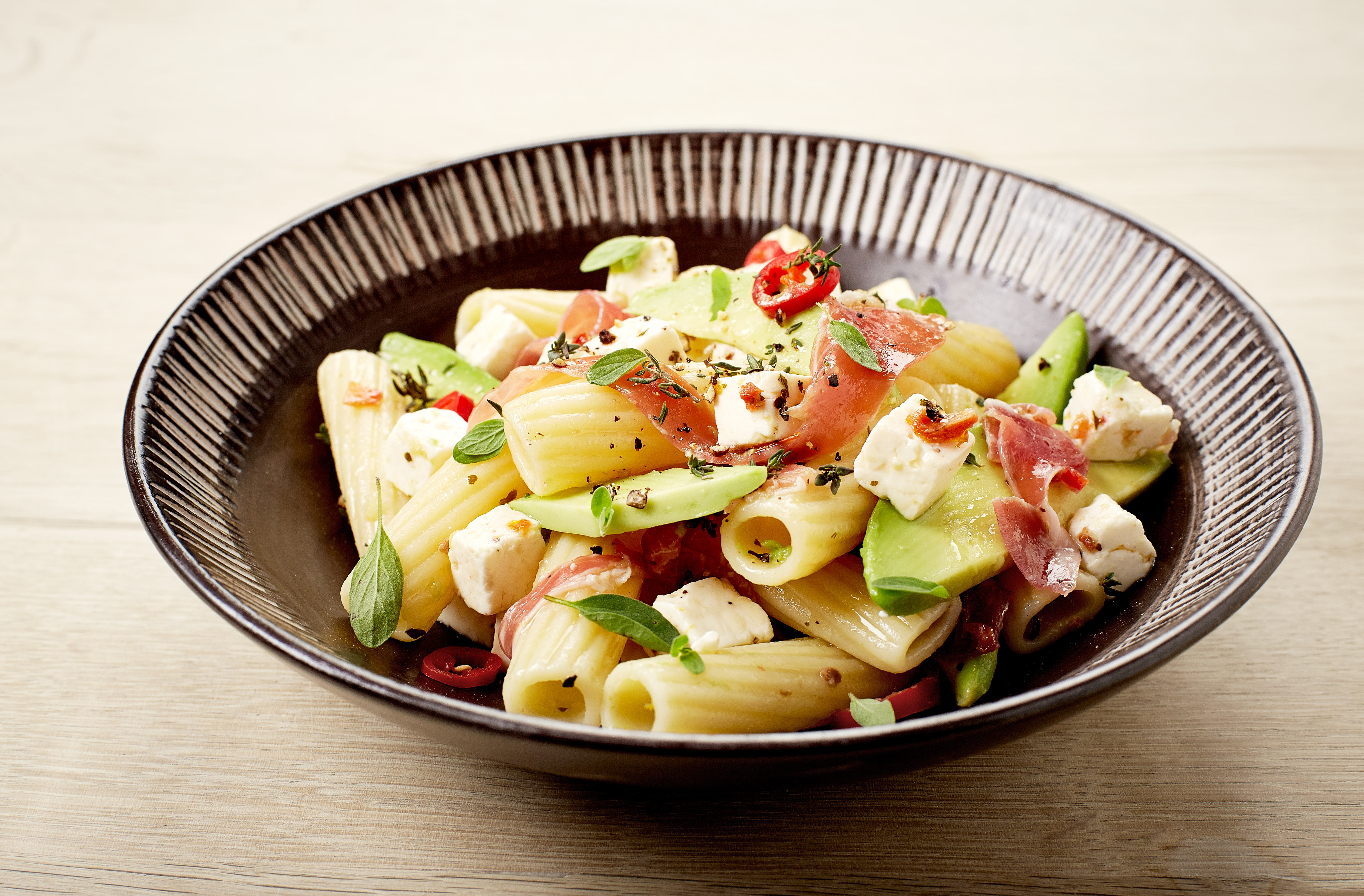 Kalter Nudelsalat mit Schinken, Weißkäse und Avocado | Arla - Rezept
