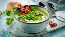 Cremet ærtesuppe med mynte og ristet parmaskinke