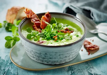 Cremet ærtesuppe med mynte og ristet parmaskinke