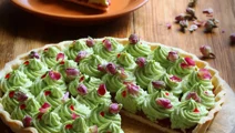 Erdbeerrosenkuchen mit Pistaziencreme