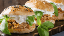 Hamburguesa de pollo con Arla Mozzarella y crema de yogur