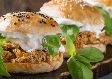Hamburguesa de pollo con Arla Mozzarella y crema de yogur
