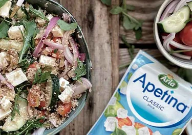 Ensalada de cuscús con cherry, pepino y Arla Apetin