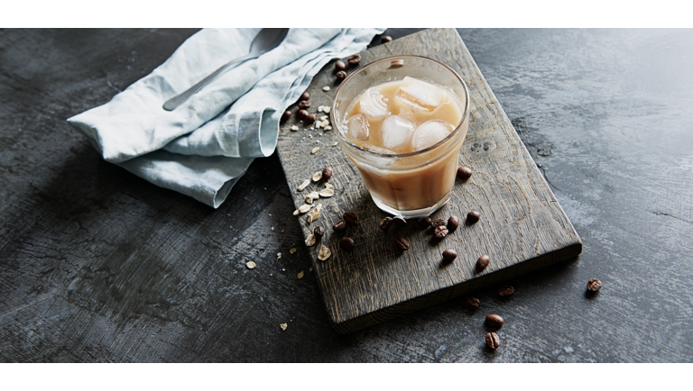 Iskaffe med havre og karamel