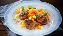 Frikadeller med speltkerner og frisk salat - af en rest speltkerner