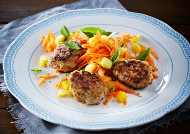 Frikadeller med speltkerner og frisk salat - af en rest speltkerner