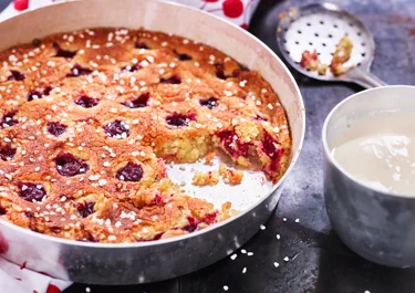 Körsbärskaka med vaniljsås