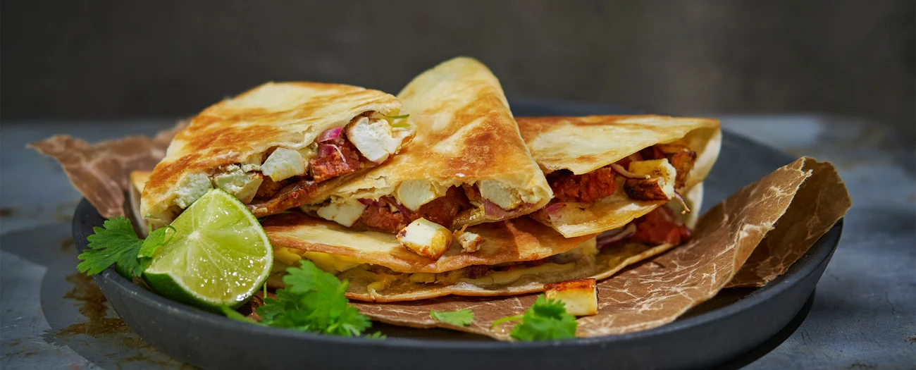 Quesadillas med paneer, chorizo och koriander