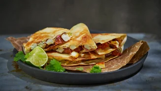 Quesadillas med paneer,  chorizo och koriander