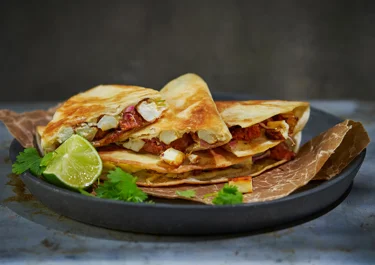 Quesadillas med paneer,  chorizo och koriander