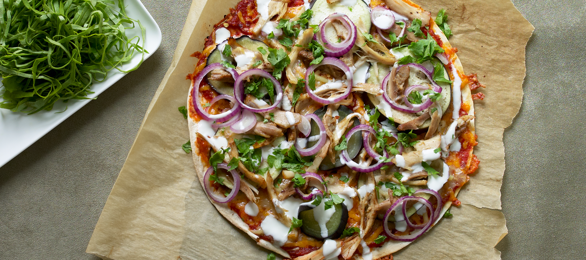 Krydret pizza med hvidløgsdressing og salat