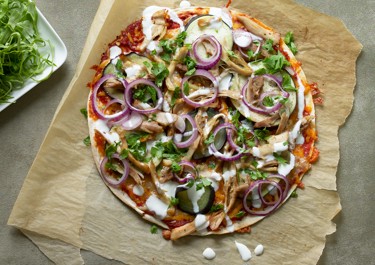 Krydret pizza med hvidløgsdressing og salat