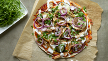 Krydret pizza med hvidløgsdressing og salat