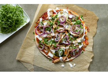 Krydret pizza med hvidløgsdressing og salat