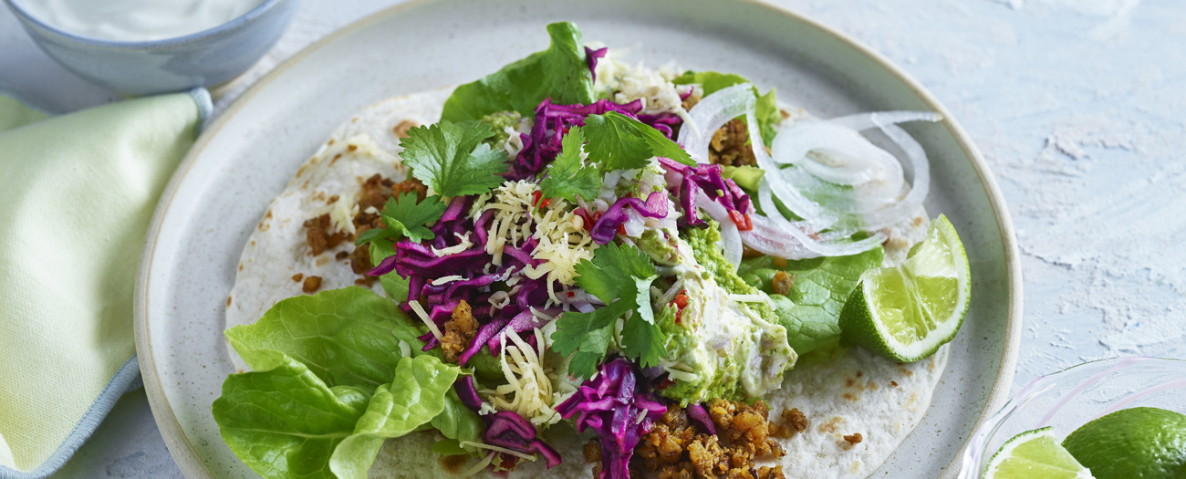 Vegetarisk taco med ärtguacamole och sötsyrlig rödkål