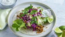 Vegetarisk taco med ärtguacamole och sötsyrlig rödkål