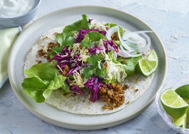 Vegetarisk taco med ärtguacamole och sötsyrlig rödkål