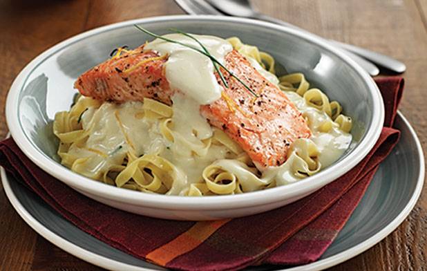 فيتوتشيني بالسلمون و الجبن