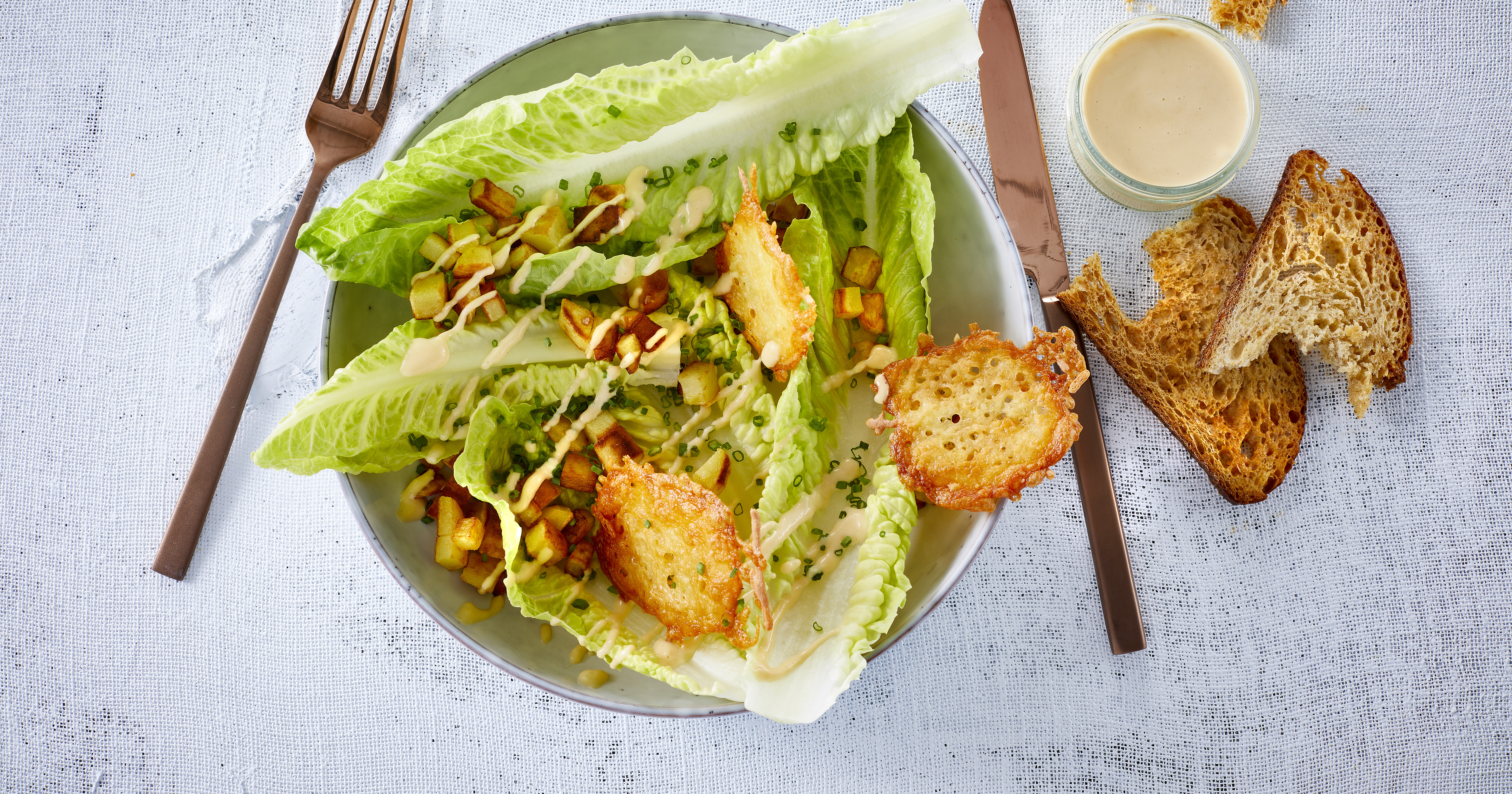 Cæsarsalat med stegte kartoffeltern