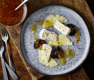 White mit Chili & Ananas-Chutney auf Pumpernickel