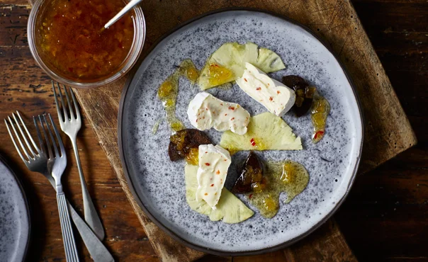 White mit Chili & Ananas-Chutney auf Pumpernickel