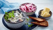 Sennepssild med citronsyltede rødløg