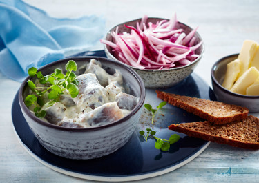 Sennepssild med citronsyltede rødløg