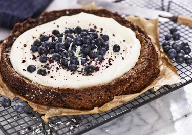 Blåbärskladdkaka med vit choklad och kardemumma