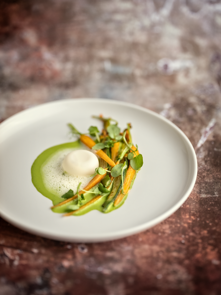 Kaasmousse met peterseliecrème, gebakken worteltjes en kruiden