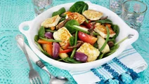 Grillad halloumi med ugnsbakad frukt- och grönsakssallad
