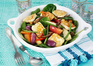Grillad halloumi med ugnsbakad frukt- och grönsakssallad