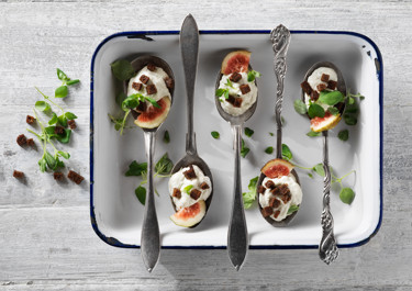 Ädelostmousse med kavringskrutonger och färska fikon