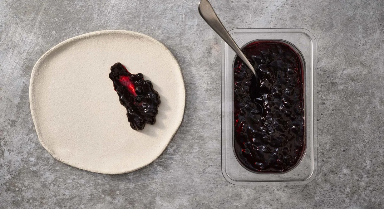 Blåbär finns alltid att tillgå fryst. Blåbärskompott passar därför bra året om som topping i en liten dessert. Toppa t ex en cheesecakekräm eller vit chokladkräm med blåbärskompotten. Den är lätt att ha förberedd och kan snabbt ge mycket smak till en liten dessert.