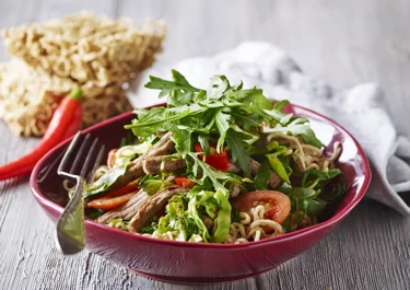 Lynstegte grøntsager med nudler