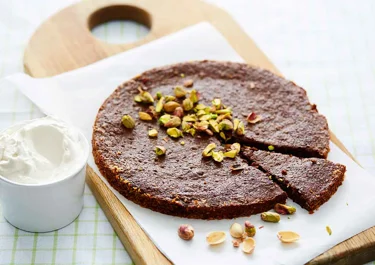 Claras kladdiga apelsin- och pistagenötskladdkaka