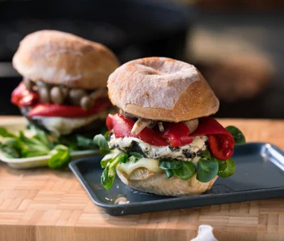 Pilzburger mit gegrillter Paprika und Blue Scheiben