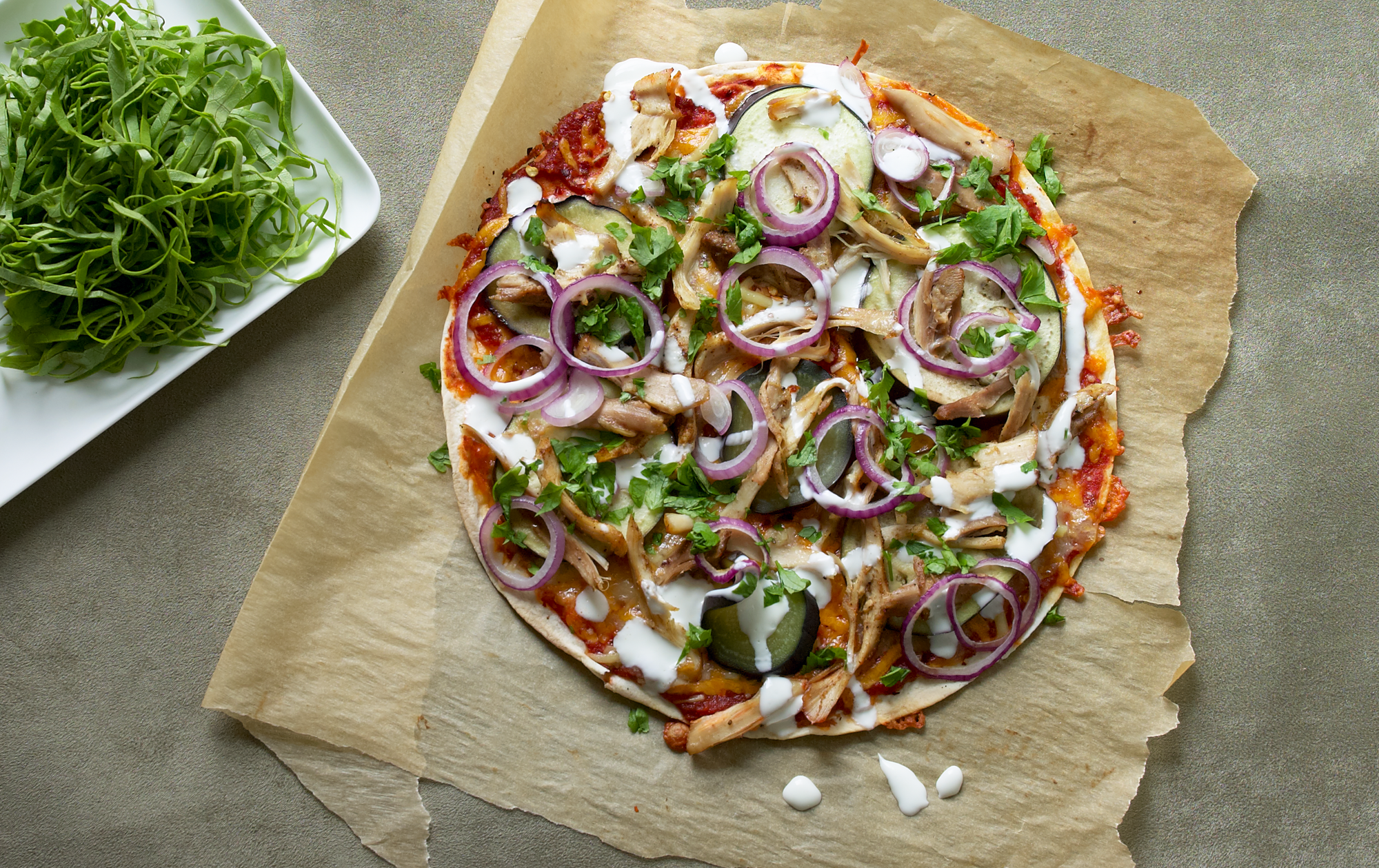 Krydret pizza med hvidløgsdressing og salat