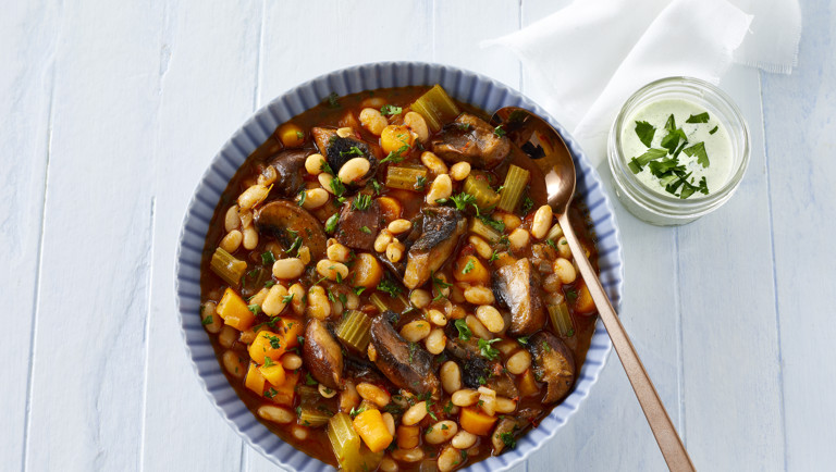 Cassoulet med smørstegte portobellosvampe og koriandercreme