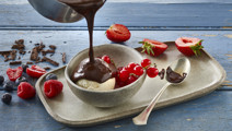 Hjemmelavet chokoladesauce med is