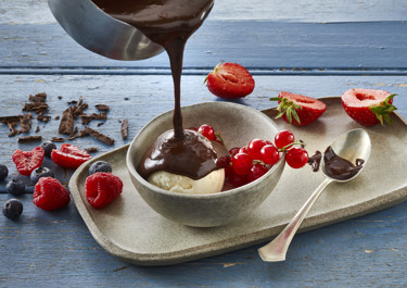 Hjemmelavet chokoladesauce med is