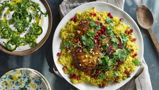 Grillade kryddmarinerade kycklinglår med pilaffris och yoghurtdipp