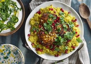 Grillade kryddmarinerade kycklinglår med pilaffris och yoghurtdipp