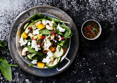 Zucchini med lime, mango och vitost