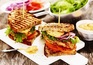 Kyllingesandwich med karrydressing