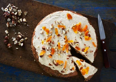 Frugt- og nøddekage med kanelfrosting